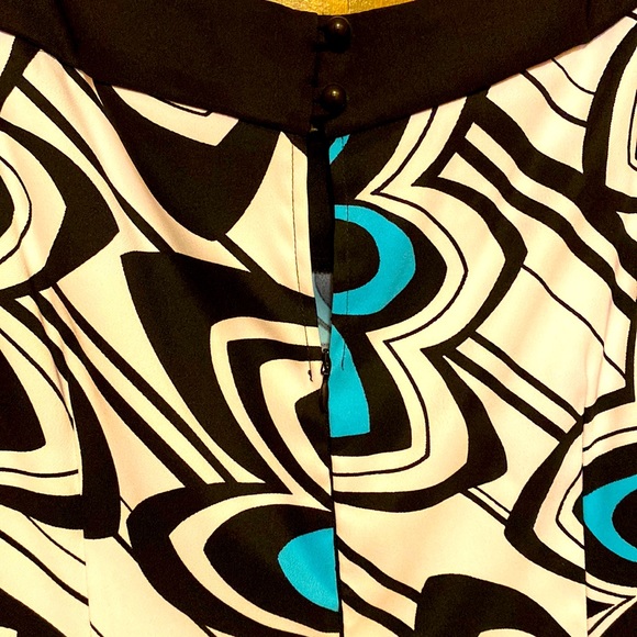 Sleeveless Large Floral Patterned Dress Featuring 2 Button Closure/Zipper Back - Picture 3 of 5